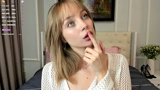 Snapshot of _LISA_BABYMETAL_ chatting on December 20, 8:10 am LISA BABYMETAL online show from December 20, 8:10 am