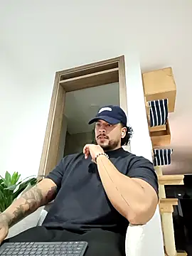 Snapshot of SilvaBranko chatting on February 6, 1:21 am SilvaBranko online show from February 6, 1:21 am