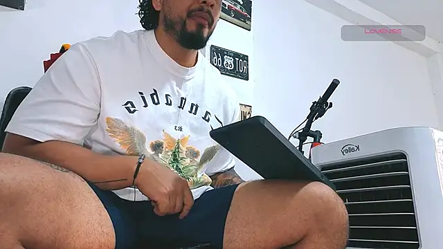 Snapshot of SilvaBranko chatting on February 13, 4:47 pm SilvaBranko online show from February 13, 4:47 pm