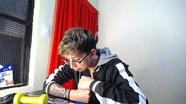  Thomas hot  online show from February 1, 9:40 pm