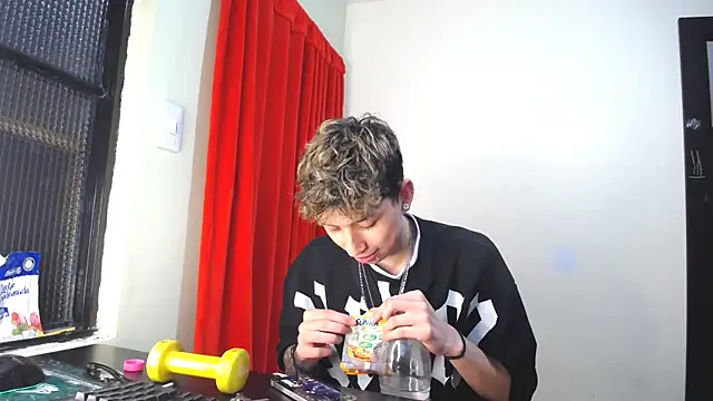  Thomas hot  online show from February 8, 8:42 pm