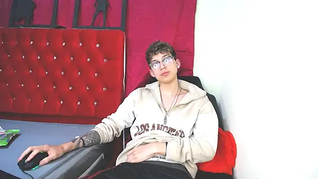  Thomas hot  online show from February 11, 6:44 pm