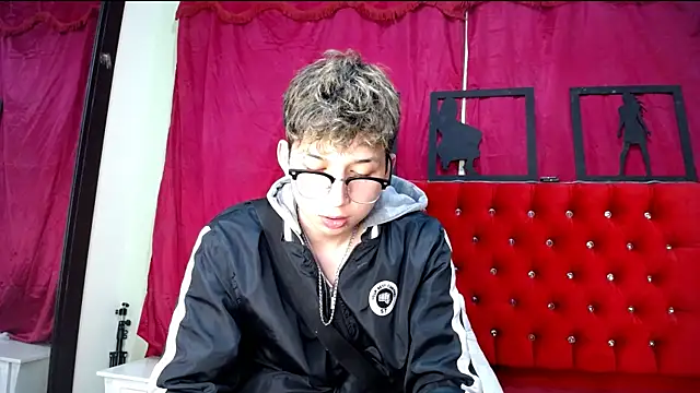  Thomas hot  online show from February 21, 5:02 am