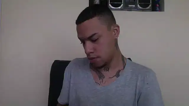 Snapshot of Osiiriis chatting on February 9, 8:24 pm Osiiriis online show from February 9, 8:24 pm