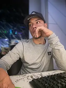 Snapshot of Osiiriis chatting on February 24, 12:30 am Osiiriis online show from February 24, 12:30 am