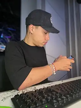 Snapshot of Osiiriis chatting on February 28, 5:04 am Osiiriis online show from February 28, 5:04 am