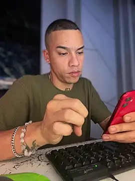 Snapshot of Osiiriis chatting on March 5, 8:21 am Osiiriis online show from March 5, 8:21 am