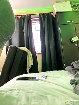 Snapshot of Osiiriis chatting on December 14, 10:36 pm Osiiriis online show from December 14, 10:36 pm