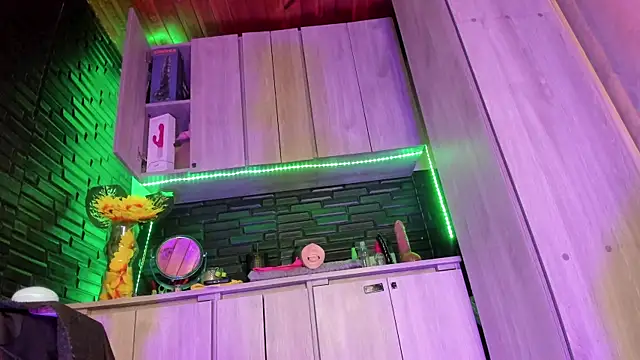 Snapshot of LaureenHills chatting on December 15, 9:52 pm LaureenHills online show from December 15, 9:52 pm