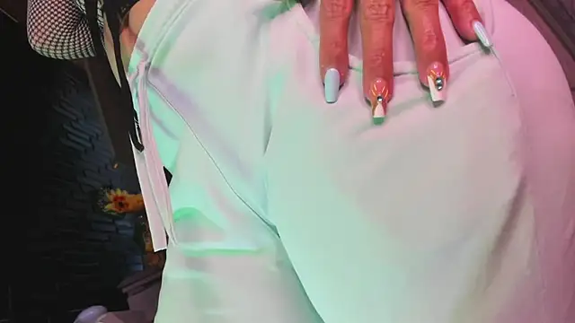 LaureenHills online show from April 7, 3:07 am