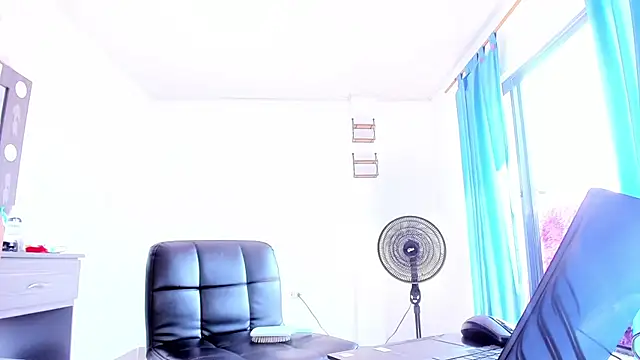 Snapshot of xmissinchesxx chatting on July 7, 3:49 pm xmissinchesxx online show from July 7, 3:49 pm