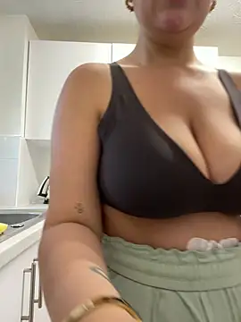 Snapshot of magical_mia chatting on July 3, 1:06 pm magical mia online show from July 3, 1:06 pm