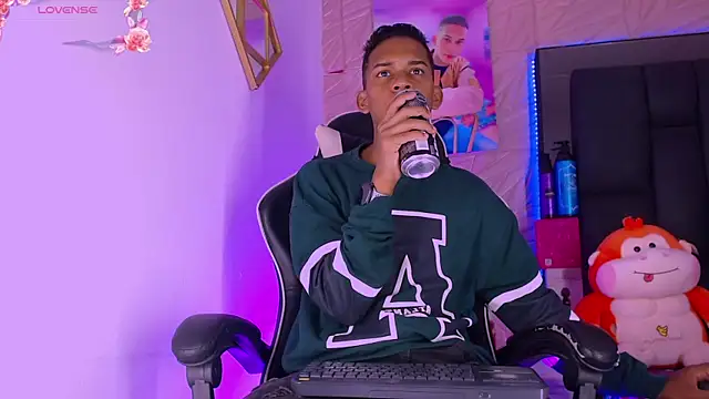 Snapshot of dilan_alfonzo chatting on April 26, 3:04 am dilan alfonzo online show from April 26, 3:04 am