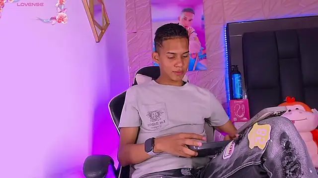 Snapshot of dilan_alfonzo chatting on April 30, 2:07 am dilan alfonzo online show from April 30, 2:07 am