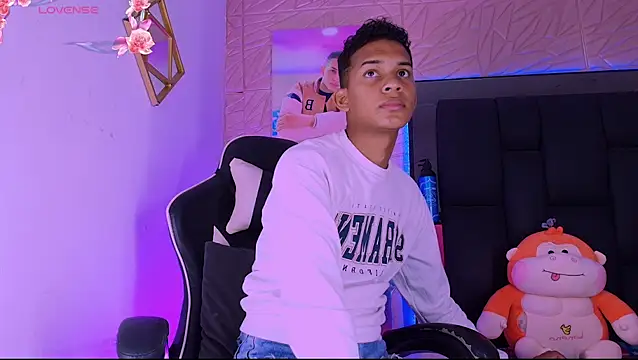 Snapshot of dilan_alfonzo chatting on June 22, 4:04 pm dilan alfonzo online show from June 22, 4:04 pm