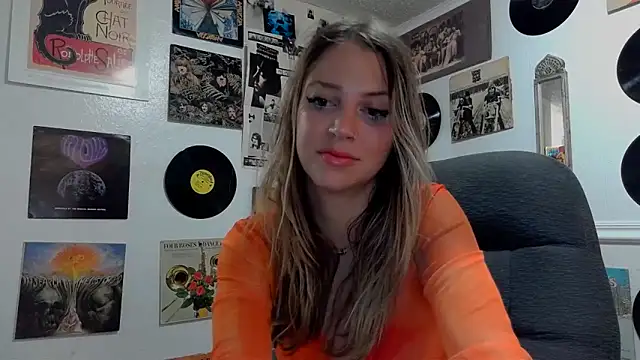 Snapshot of molly_witha_chance chatting on January 18, 2:25 am molly witha chance online show from January 18, 2:25 am