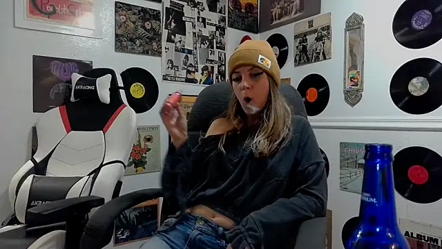 Snapshot of molly_witha_chance chatting on January 19, 12:17 am molly witha chance online show from January 19, 12:17 am