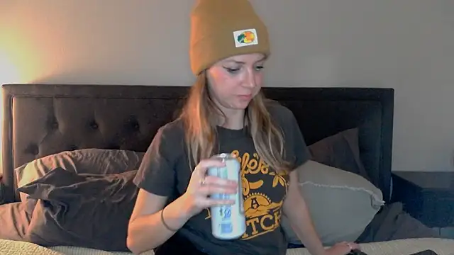 Snapshot of molly_witha_chance chatting on February 22, 4:40 am molly witha chance online show from February 22, 4:40 am