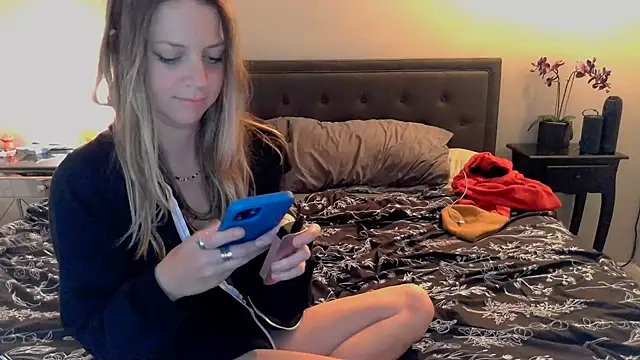 Snapshot of molly_witha_chance chatting on March 2, 6:16 am molly witha chance online show from March 2, 6:16 am