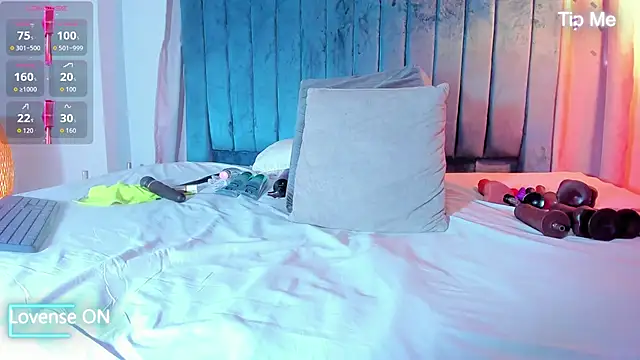 blondehorny69 online show from December 19, 7:10 pm