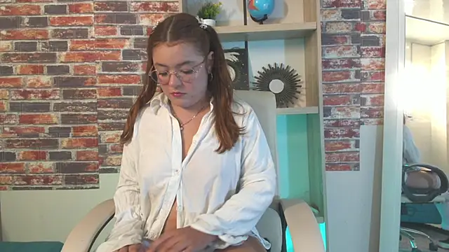 Snapshot of maddy066 chatting on November 19, 1:27 am maddy066 online show from November 19, 1:27 am