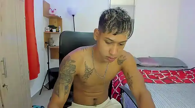 Snapshot of slim_master12 chatting on March 18, 10:57 am slim master12 online show from March 18, 10:57 am