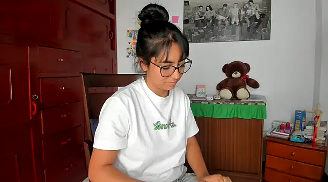 Snapshot of Isabellaa22_1 chatting on December 3, 6:49 pm Isabellaa22 1 online show from December 3, 6:49 pm