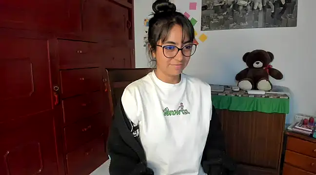 Snapshot of Isabellaa22_1 chatting on December 3, 10:18 pm Isabellaa22 1 online show from December 3, 10:18 pm