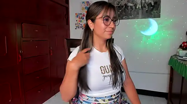 Snapshot of Isabellaa22_1 chatting on February 3, 8:13 pm Isabellaa22 1 online show from February 3, 8:13 pm