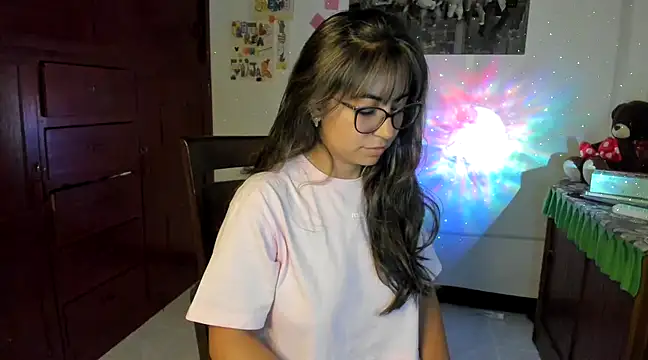 Snapshot of Isabellaa22_1 chatting on February 6, 12:43 am Isabellaa22 1 online show from February 6, 12:43 am