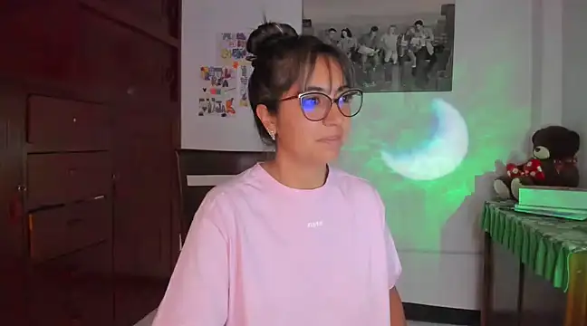 Snapshot of Isabellaa22_1 chatting on February 6, 11:54 am Isabellaa22 1 online show from February 6, 11:54 am