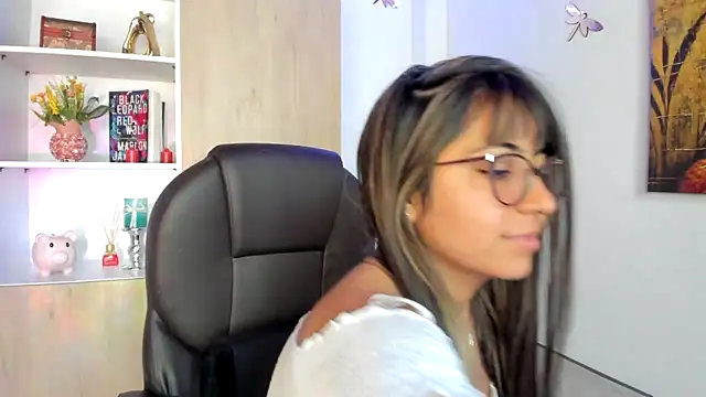 Snapshot of Isabellaa22_1 chatting on February 18, 3:21 pm Isabellaa22 1 online show from February 18, 3:21 pm