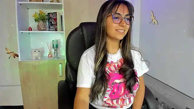 Snapshot of Isabellaa22_1 chatting on February 24, 1:53 pm Isabellaa22 1 online show from February 24, 1:53 pm