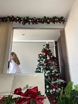 Snapshot of _laura_02 chatting on December 18, 5:52 pm laura 02 online show from December 18, 5:52 pm