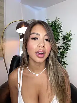Snapshot of _laura_02 chatting on March 5, 10:10 pm laura 02 online show from March 5, 10:10 pm