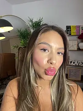Snapshot of _laura_02 chatting on March 16, 9:47 pm laura 02 online show from March 16, 9:47 pm