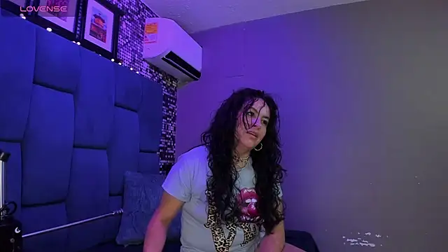 Snapshot of hanny_milf chatting on November 20, 11:32 am hanny milf online show from November 20, 11:32 am