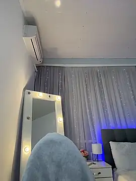 Snapshot of Milkissss chatting on November 23, 8:19 pm Milkissss online show from November 23, 8:19 pm