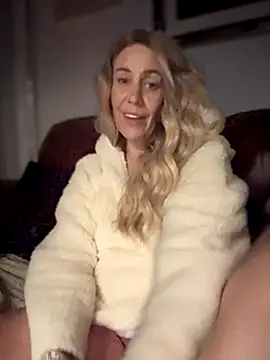 Snapshot of blondebitch2 chatting on September 29, 10:36 pm blondebitch2 online show from September 29, 10:36 pm