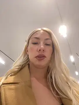 Snapshot of LuisaBecker chatting on December 8, 1:58 pm LuisaBecker online show from December 8, 1:58 pm