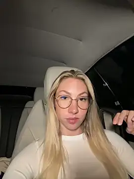 Snapshot of LuisaBecker chatting on October 16, 5:25 pm LuisaBecker online show from October 16, 5:25 pm