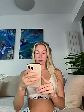 Snapshot of LuisaBecker chatting on October 26, 3:18 pm LuisaBecker online show from October 26, 3:18 pm