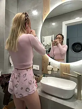 LuisaBecker online show from April 14, 4:29 am