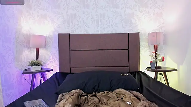 Snapshot of xenia_golden chatting on October 18, 1:01 pm xenia golden online show from October 18, 1:01 pm