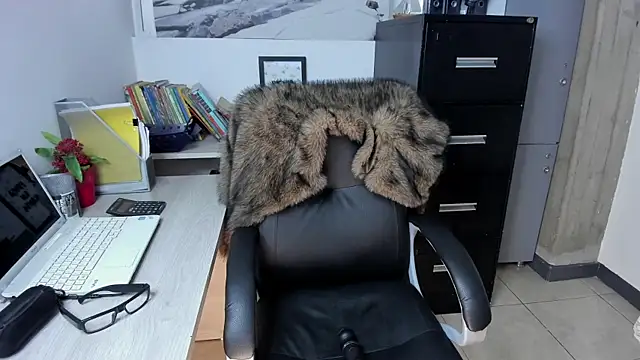 Snapshot of xenia_golden chatting on October 23, 1:32 pm xenia golden online show from October 23, 1:32 pm