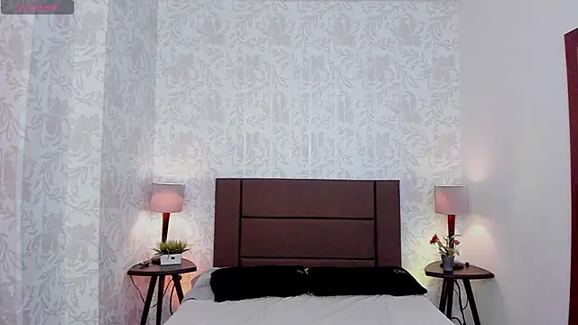 Snapshot of xenia_golden chatting on November 8, 1:44 pm xenia golden online show from November 8, 1:44 pm