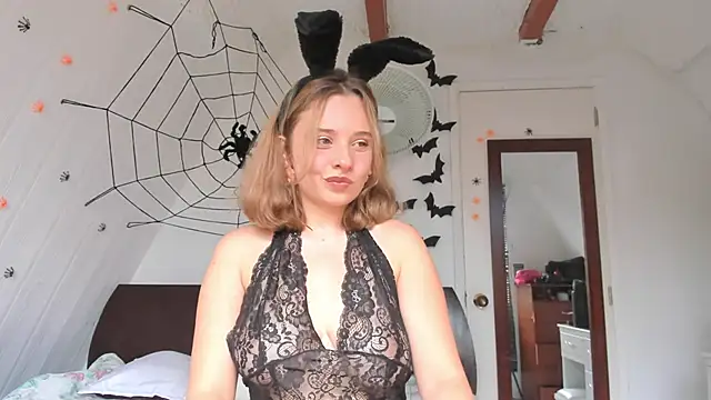 Snapshot of Sophy_Bunny chatting on October 18, 6:30 pm Sophy Bunny online show from October 18, 6:30 pm