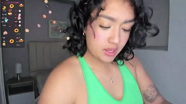 Snapshot of ema_saenz chatting on December 30, 6:49 pm ema saenz online show from December 30, 6:49 pm