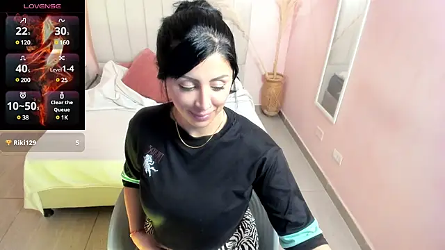 tiffani  love online show from January 4, 6:51 pm