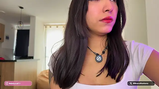 Snapshot of MarianaBranzz chatting on February 8, 10:13 pm MarianaBranzz online show from February 8, 10:13 pm